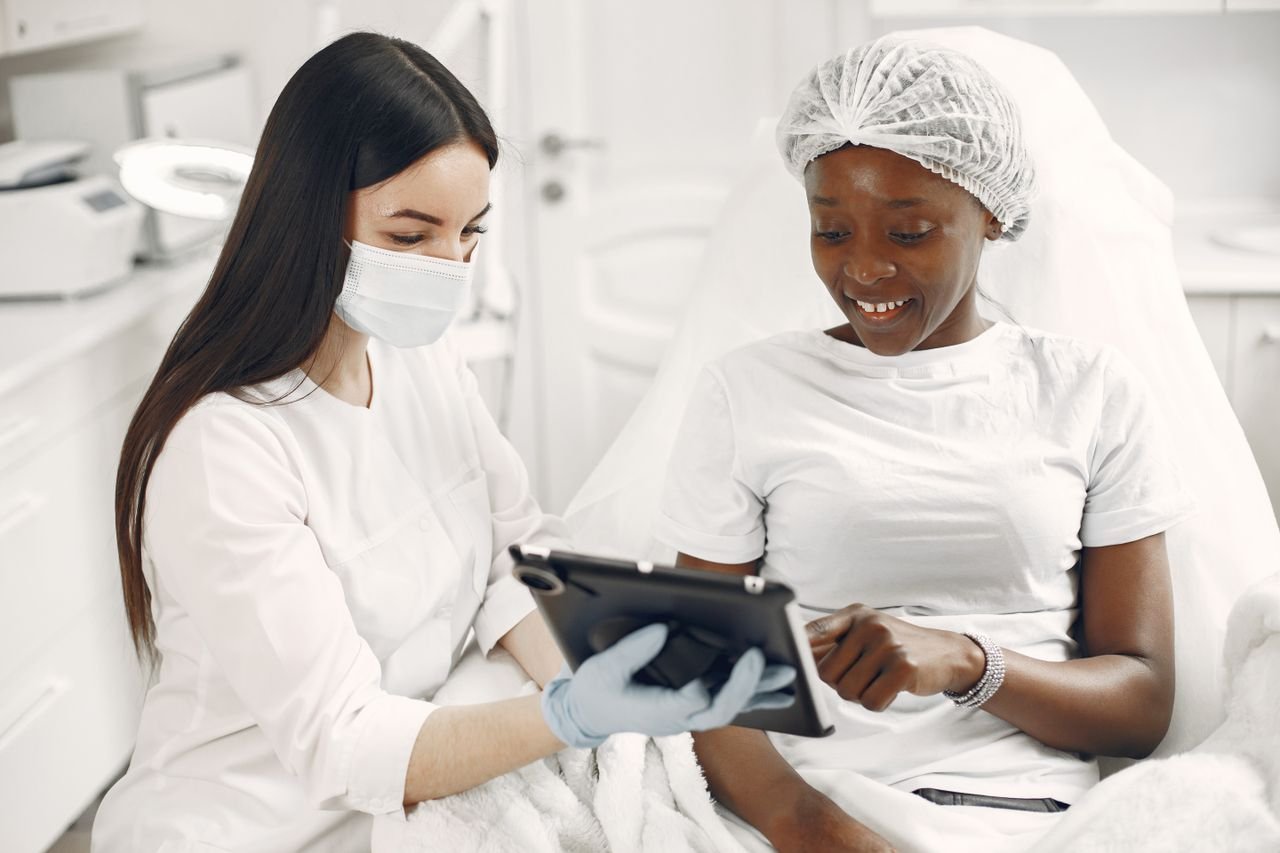 Dermatologista explicando o tratamento no tablet
