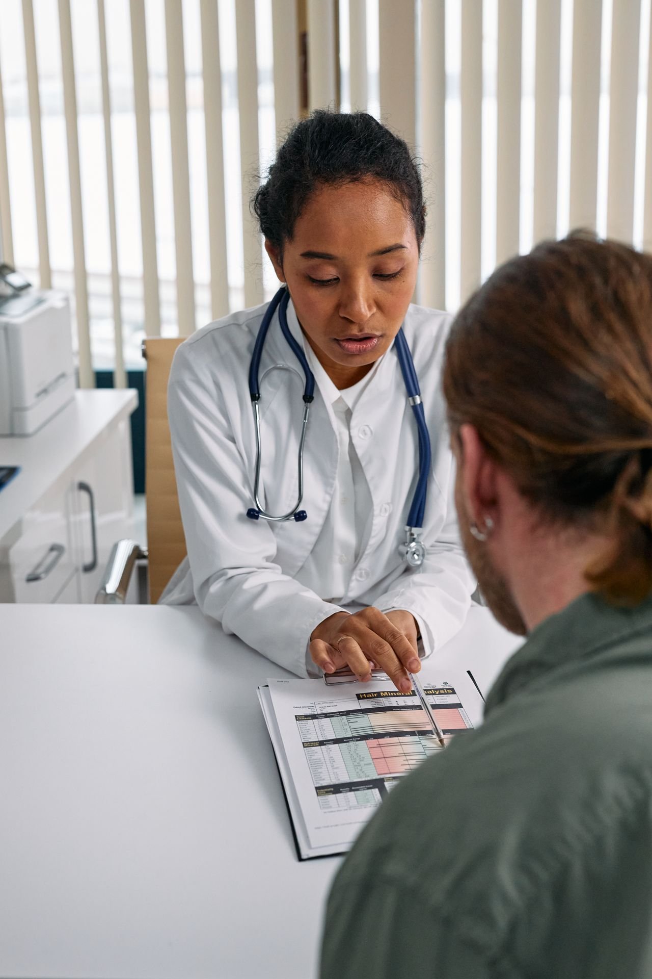 Médica em consulta